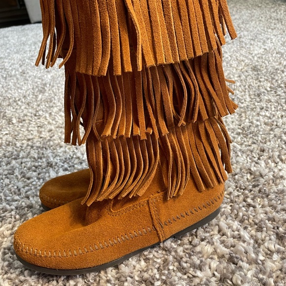 Almost NEW Minnetonka Women's 3-Layer Fringe Boot  size 7 - Picture 3 of 14